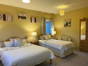 Letto o letti in una camera di PK Lodge Bed and breakfast