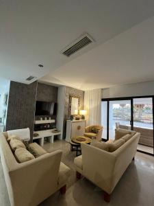 un ampio soggiorno con divani e tavolo di Apartament Golf lujo, Perla Sol 2 a Vera