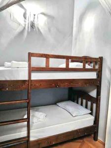 Krevet ili kreveti na sprat u jedinici u okviru objekta Old Tbilisian apartment in the heart of the center