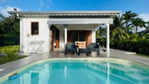 聖弗朗西斯的住宿－Eden Lodge 4 Villas avec piscine privée，别墅前设有游泳池