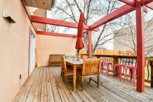 Uma varanda ou terraço em Hazel @ Stella Ruby Cottages - Steps to Downtown!
