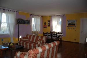 uma sala de estar com dois sofás e uma mesa em Alle porte di Torino, ai piedi del M.te S. Giorgio em Bruino
