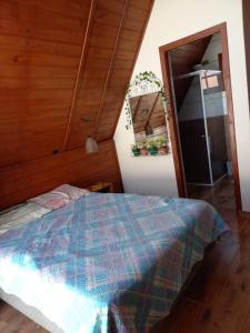 ein Schlafzimmer mit einem Bett und einer offenen Tür in der Unterkunft Linda Chacara com 2 Chalés em Boituva in Boituva