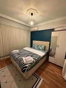 um quarto com uma cama grande e uma parede azul em Kadıköy Holiday Home em Istambul