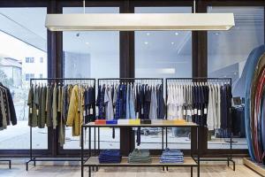 een kledingwinkel met een kledingrek bij Bondi Beach House in Sydney +41 foto's