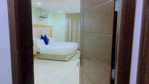 1 dormitorio con 1 cama y puerta a una habitación en بولاريس فيو en Yeda