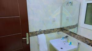 W łazience znajduje się umywalka i lustro. w obiekcie بولاريس فيو w mieście Dżudda