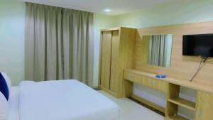 Habitación de hotel con cama y TV en بولاريس فيو en Yeda