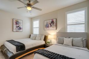 1 dormitorio con 2 camas y ventilador de techo en Richmond Vacation Rental 1 Mi to Shoreline en Richmond
