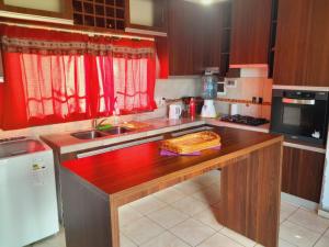 a kitchen with a wooden counter top in a kitchen at Casa de la Montaña in Villa Parque Siquiman