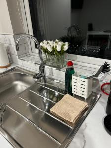 a kitchen sink with white flowers in a vase at Atlantic Sea View in Tralee