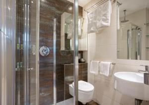 La salle de bains est pourvue d'une douche, de toilettes et d'un lavabo. dans l'établissement Space ApartHotel, à Londres