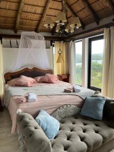 ein Schlafzimmer mit einem großen Bett mit einem großen Fenster in der Unterkunft La Roja. Vivir naturaleza, a pasos del océano. in La Pedrera