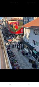 einen Blick über eine Straße mit einem Markt mit Waren in der Unterkunft Kadıköy Holiday Home in Istanbul