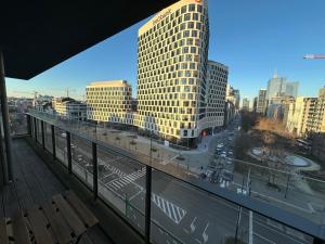 desde un balcón con vistas al perfil urbano en 2 Bedroom Apartment in Center with Balcony, en Bruselas