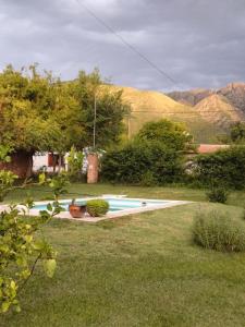 una piscina en un patio con montañas al fondo en Las Guardia en Cortaderas