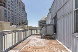 einen Balkon mit Holzboden und Gebäuden in der Unterkunft Indy Monument Circle Apt in Indianapolis