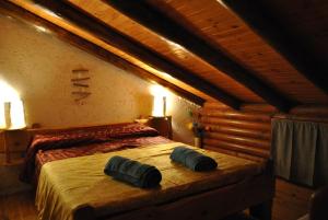 ein Schlafzimmer mit einem Bett und zwei Kissen darauf in der Unterkunft ALTOS DE PUNILLA in Casa Grande