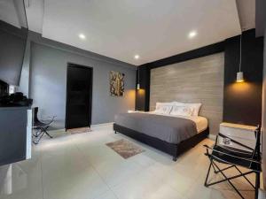 1 dormitorio con 1 cama grande y TV en Rio Hotel lagos, en Leticia