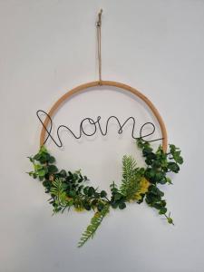 a wreath hanging from a hoop with the word mom at Agréable Logement / Netflix in Saint-Pierre-des-Corps
