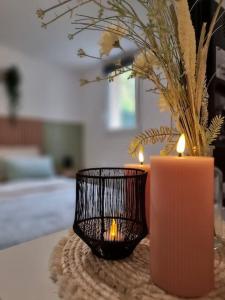 eine Kerze und ein Kerzenhalter auf einem Tisch in der Unterkunft Agréable Logement / Netflix in Saint-Pierre-des-Corps