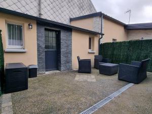 eine Gruppe von Stühlen, die vor einem Haus sitzen in der Unterkunft Agréable Logement / Netflix in Saint-Pierre-des-Corps