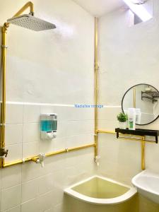 y baño con lavabo, aseo y espejo. en Nadialisa cottage homestay For Islamic only en Sungai Petani