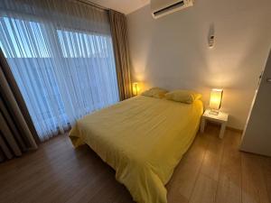 Un dormitorio con una cama y una ventana grande. en Apartment with Stunning View in City Center, en Bruselas