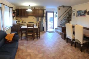 a living room and kitchen with a table and chairs at Il Castelletto Casa Vacanza in Poggio San Lorenzo