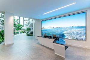 um escritório com uma grande janela do oceano em Innovation Hotel em Naples