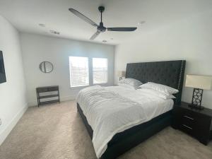 1 dormitorio con 1 cama grande y ventilador de techo en Comfortable 3 BR - Heart of Texas Medical Center, en Houston