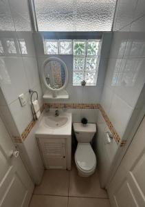 a small bathroom with a toilet and a sink at Apartamento Playa Arica in Lurín