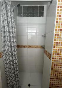 y baño con ducha y cortina de ducha. en Apartamento Playa Arica, en Lurín