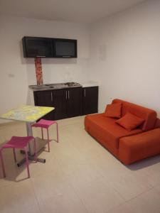 sala de estar con sofá y mesa en Villalba Boutique Hotel en Valledupar