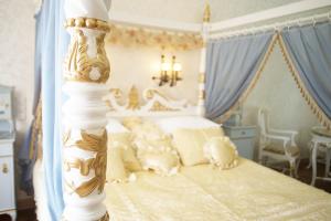 1 dormitorio con cama blanca y cortinas azules en Art Apartments Celakovskeho Sady, en Praga