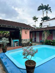 - une piscine en face d'une maison dans l'établissement Vila Luiza Ubatuba, à Ubatuba