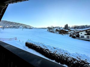Bergliebe في اوبرستوفن: ملعب مغطى بالثلج مع ملعب كرة قدم