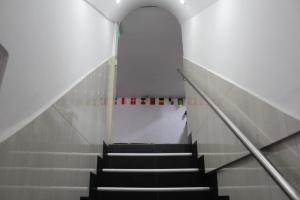 uma vista para uma escada num edifício em JULIUS Hostal -NO PARQUEO, Alojamiento desde las 14 horas hasta 12 mediodía- em Quito