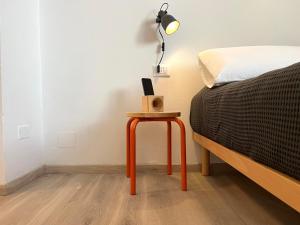 una camera con letto e tavolo con lampada di Centro Storico e Piazze - Free WiFi - Suite Antenore Deluxe a Padova