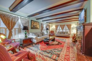 un soggiorno con un divano e una TV di Spacious Jamestown Home Near Natl Comedy Center! a Jamestown