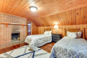 una camera da letto con due letti e un camino in mattoni di Spacious Jamestown Home Near Natl Comedy Center! a Jamestown