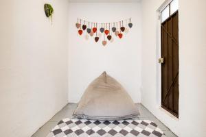 ein Zimmer mit einem Kissen auf dem Boden neben einer Tür in der Unterkunft Casa Lumo in Roma Norte by Tasman in Mexiko-Stadt