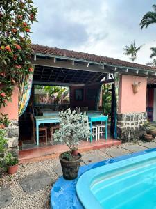 une maison avec une piscine et une terrasse dans l'établissement Vila Luiza Ubatuba, à Ubatuba