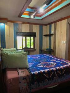 um quarto com uma cama grande num quarto em Spirit Mountain/El Espíritu de la Montaña em La Unión