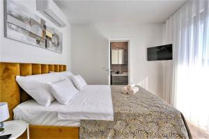 Ένα ή περισσότερα κρεβάτια σε δωμάτιο στο Villa Lela - Heated Pool, Sauna, BBQ, Activities