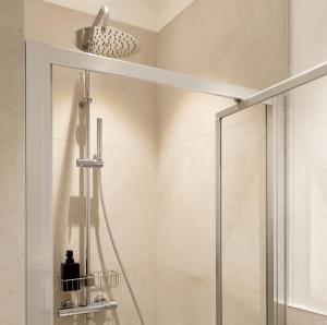 una doccia con porta in vetro in bagno di Centro Storico e Piazze - Free WiFi - Suite Antenore Deluxe a Padova