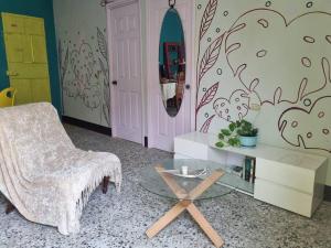 um quarto com uma mesa de vidro, uma cadeira e um espelho em Casa La Ermita em San Benito
