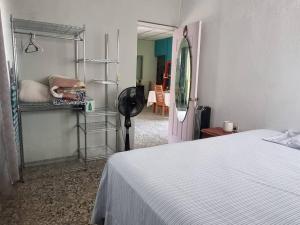 um quarto com uma cama branca e um quarto com um quarto em Casa La Ermita em San Benito