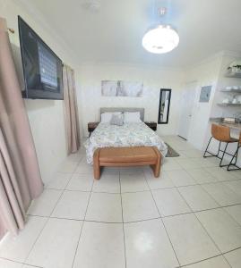 1 dormitorio con 1 cama y TV en la pared en Studio furnished en Kissimmee