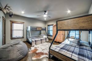 Una cama o camas en una habitación de Murphco Ranch